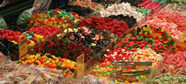 דוכן ממתקים בשוק מחנה יהודה. צילום: נועה סטרלינג